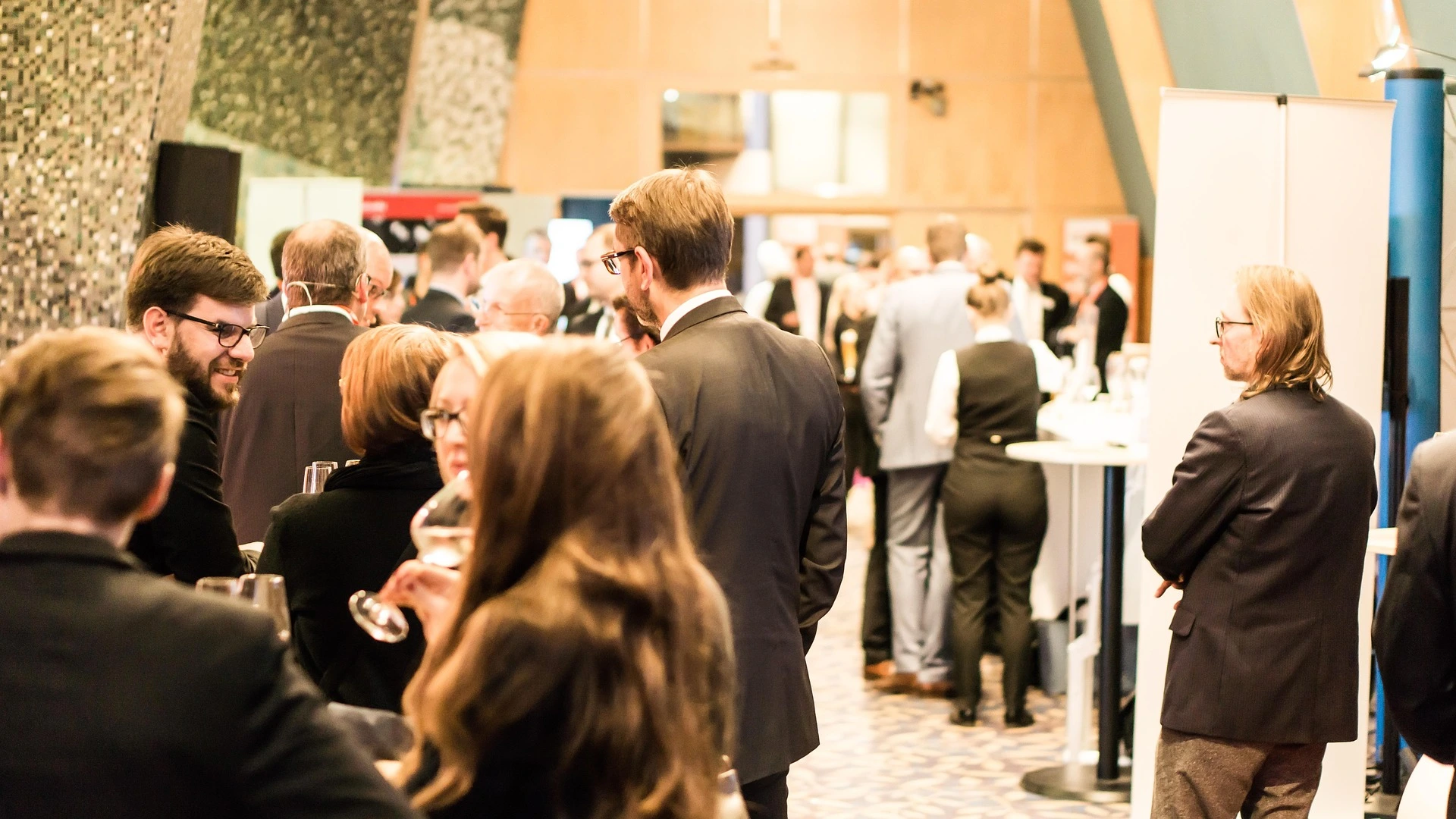 Eventgesellschaft in einem Restaurant - hinterste Ebene